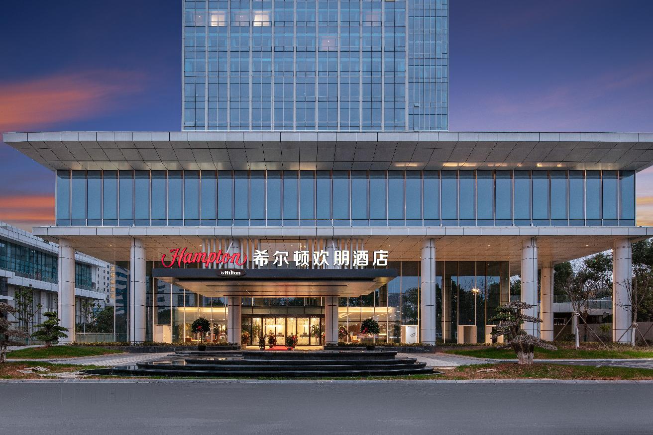 武汉四星级酒店最大容纳450人的会议场地|武汉经开希尔顿欢朋酒店的价格与联系方式